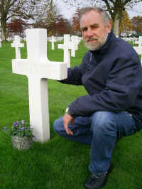 Henk Dolmans at Tino's grave1.JPG (95746 bytes)