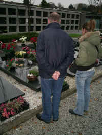 Henk and Nancy at my Father's Grave1.JPG (94446 bytes)